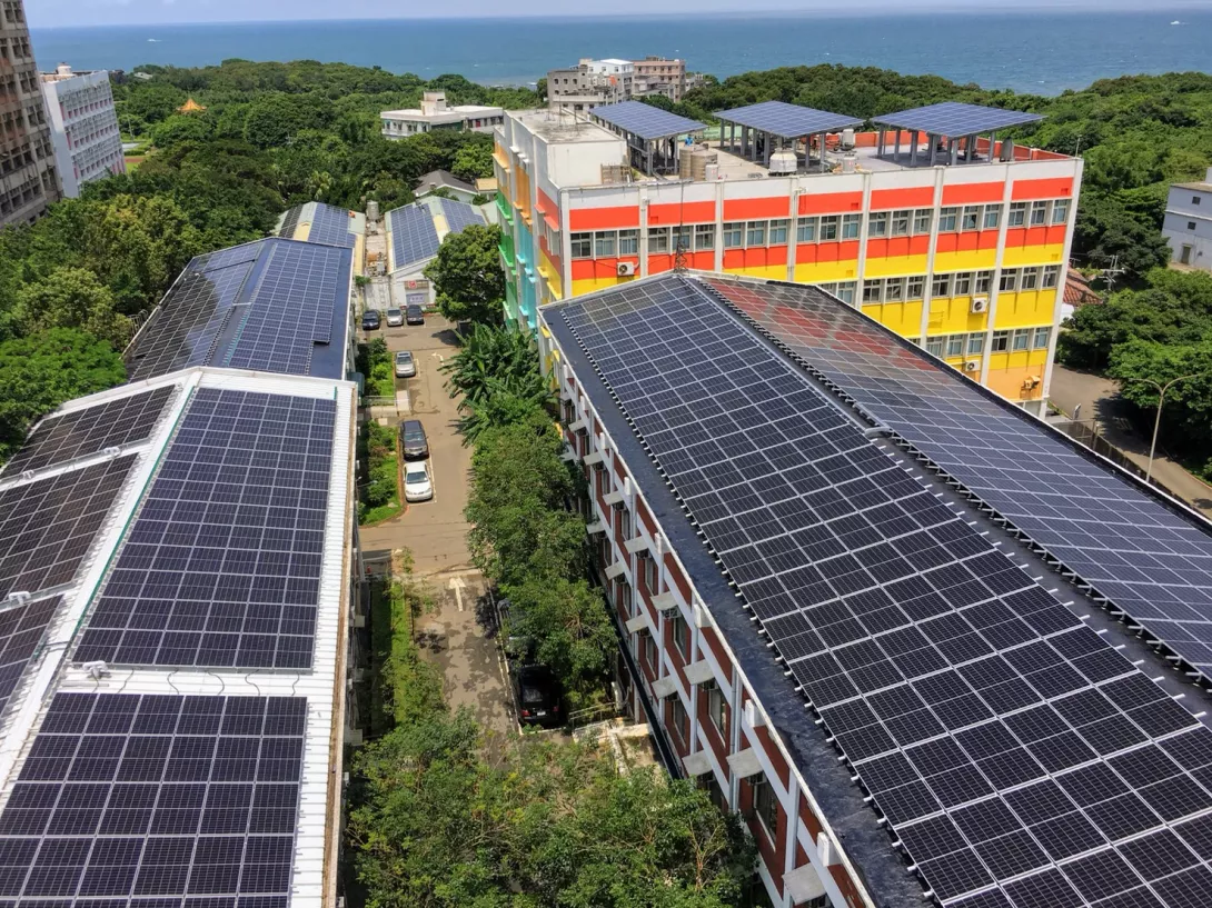 聖約翰科技大學建置北部規模最大的太陽能發電系統,展現節能減碳決心,也是奪下金熊獎的重要亮點。