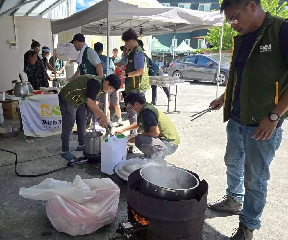 芥菜種會在太巴塱教會烹煮熱食,透過食物傳遞溫暖。(基督教芥菜種會提供)3-2