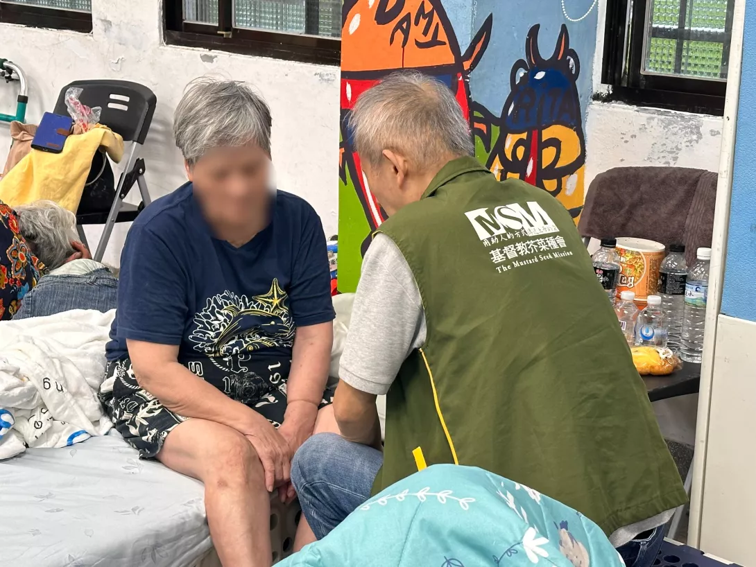 芥菜種會社工關懷認養童小勳的阿嬤,並為她禱告祝福。(基督教芥菜種會提供)