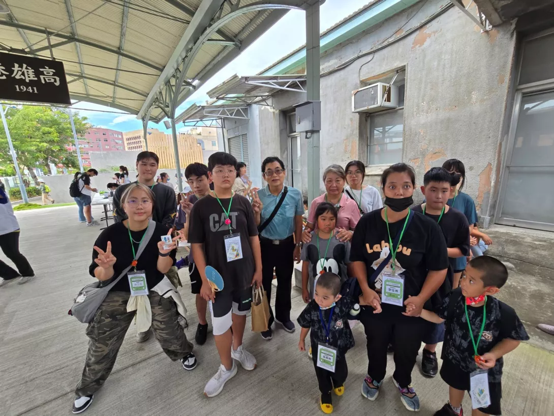 華東科技福委慈暉社長期支持家扶,公司代表與認養兒少溫馨合照