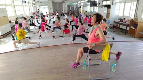 (圖一)桃園市活力閃亮愛心協會早期由理事長親自帶領律動課程,吸引不少家庭主婦走出家門參與