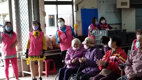 (圖三)透過自由歡唱活動,桃園市活力閃亮愛心協會成功串起長輩與鄰里間的情感連結