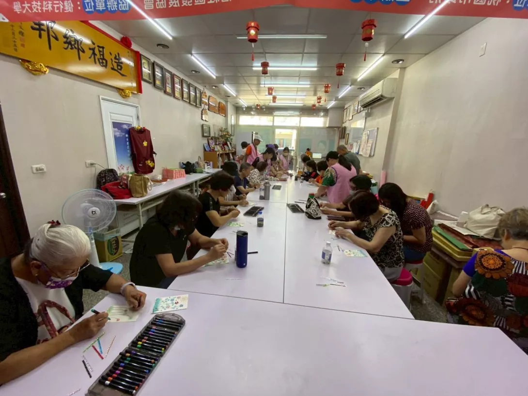 (圖二)舉辦延緩失智課程,透過遊戲、繪畫與互動,陪伴長輩保持活力與笑容