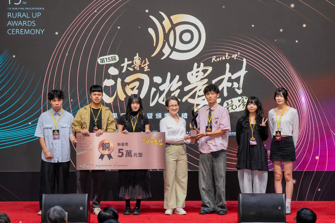 副總統蕭美琴(中)特別肯定朝陽科大工設系及視傳系學生團隊〈戰鬥務農族〉洄游農村競賽USR傑出成果。