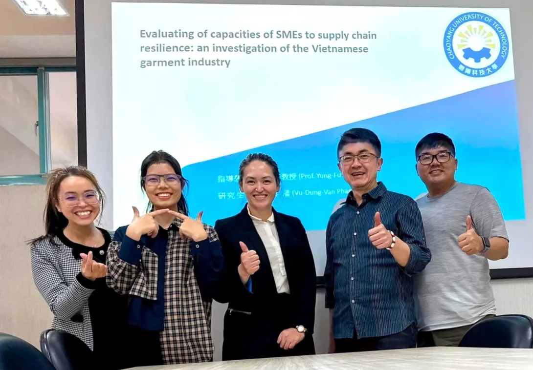 行銷與流通管理系黃勇富教授(右二)專長為存貨理論及供應鏈管理,並納入越南相關企業CSR與大學USR之研究,學術表現亮眼。