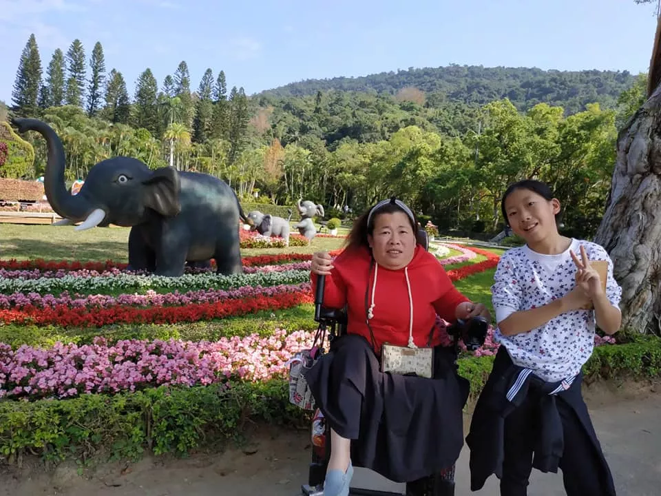 陳青琪和當時還年幼的女兒。圖/取自陳青琪 Facebook