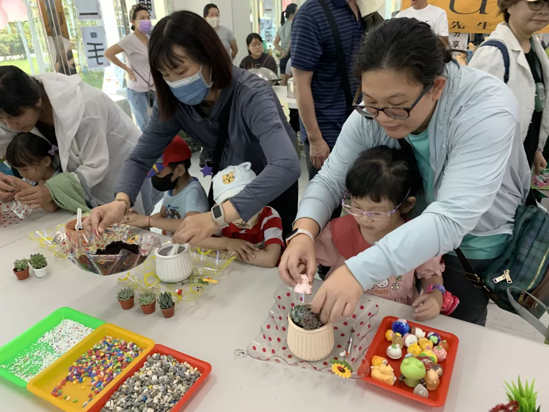親子DIY「小小綠寶盒」多肉植物盆栽,培養細心照護與環保愛地球的綠生活態度。