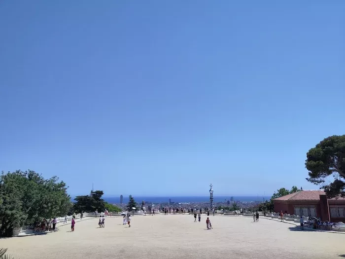 西班牙奎爾公園中央廣場,原聚集許多參觀者的中央廣場,然而因氣溫居高不下(38 度),參觀者紛紛尋求可遮陰的空間。攝/趙家緯