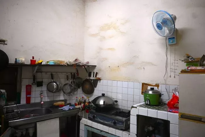 弘道為長輩悶熱的廚房加裝電扇。圖/弘道老人福利基金會提供