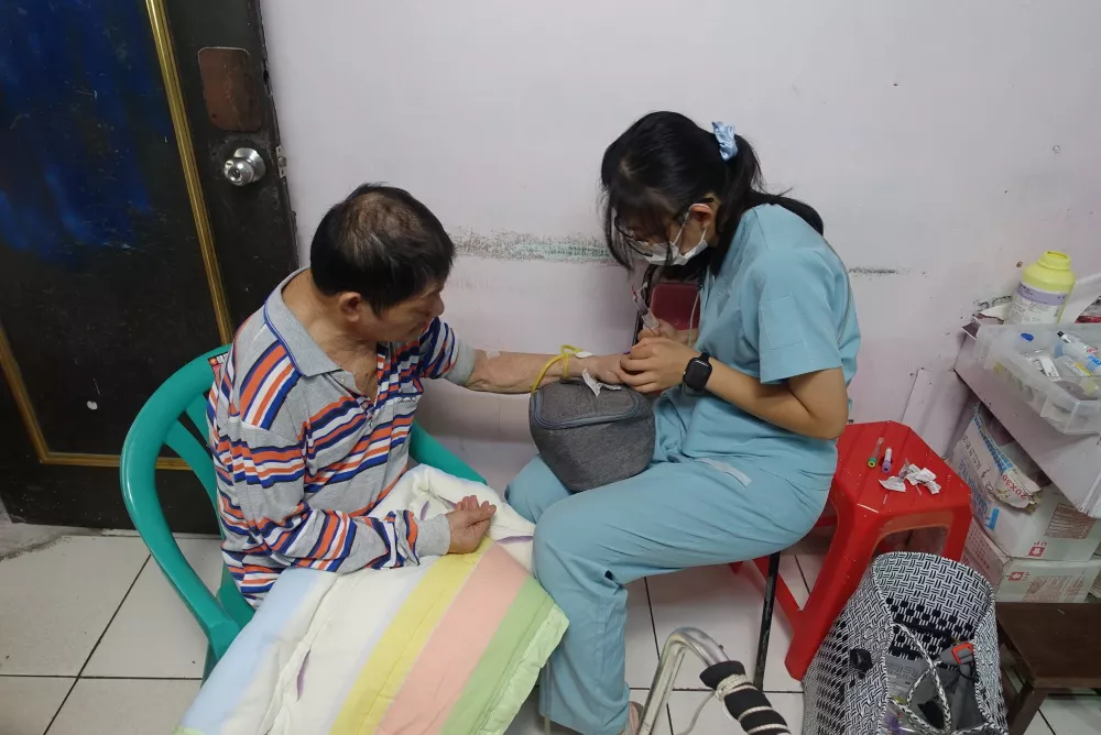 路瑪診所每年看診的 1300 人次中,有 200 人次為居家醫療。攝/葉靜倫