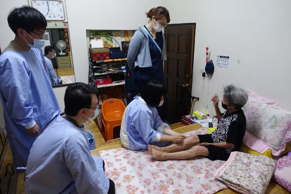 物理治療師陳怡同(左三)入家服務長輩。攝/葉靜倫
