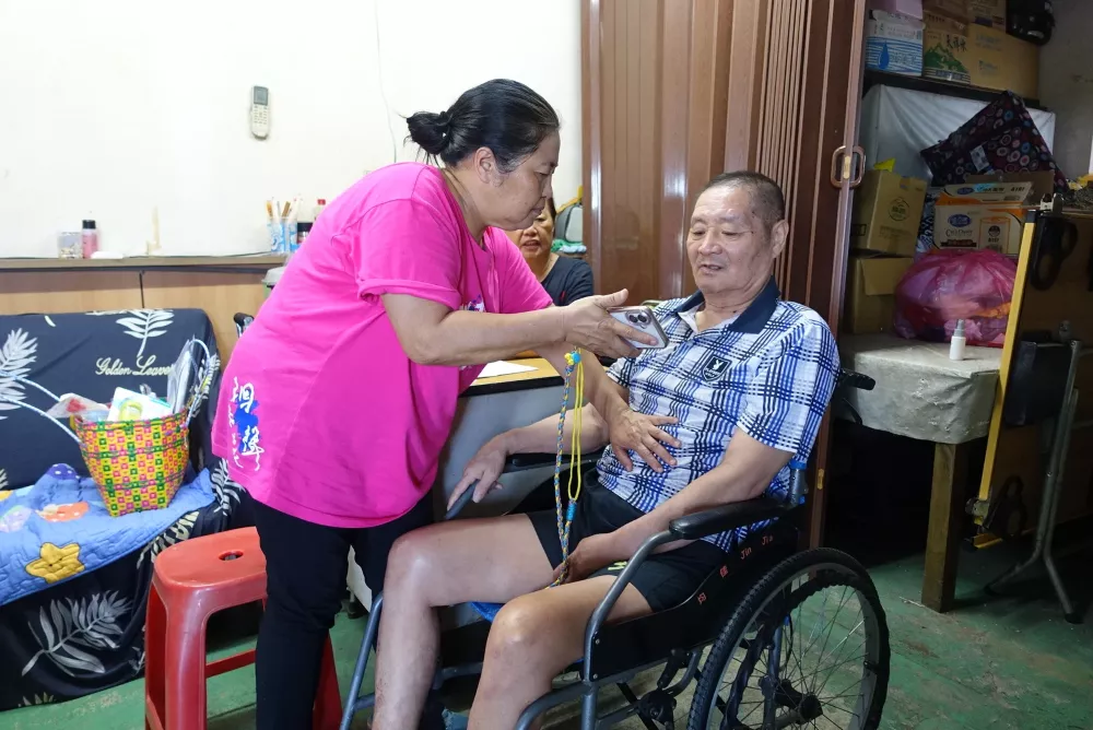 物理治療師陳怡同入家協助長輩復健。攝/葉靜倫