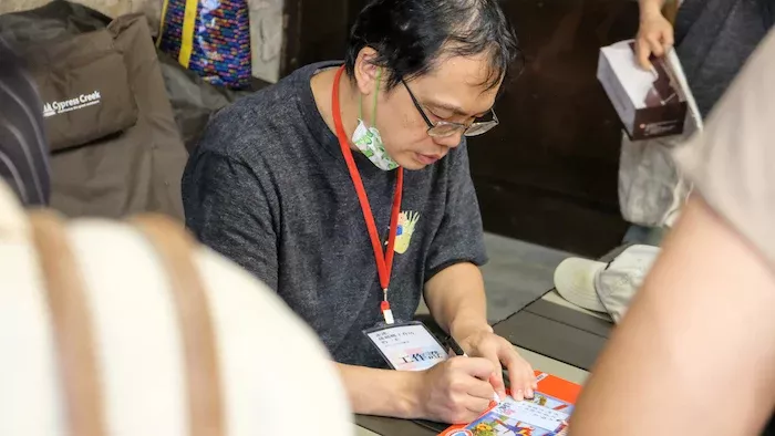 展覽現場,學員親自為觀展者繪製小卡。攝/曾玉婷