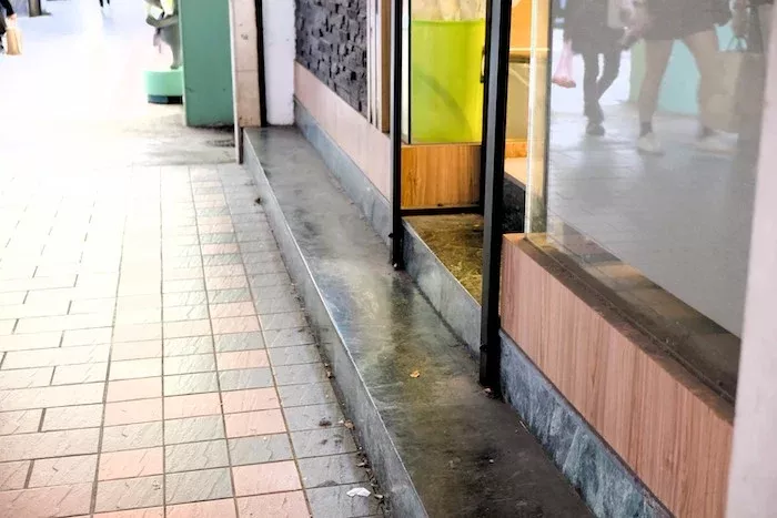 診所門前若有階梯,對輪椅使用者來說難以順利進出。攝/曾玉婷