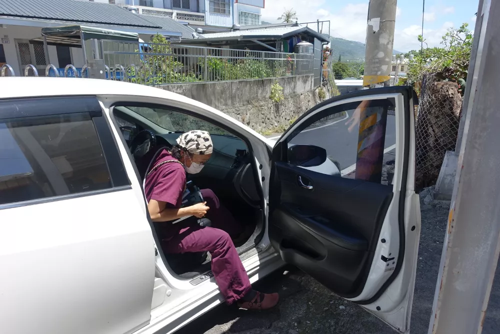 路瑪診所開車至病患家中,提供居家醫療。攝/葉靜倫
