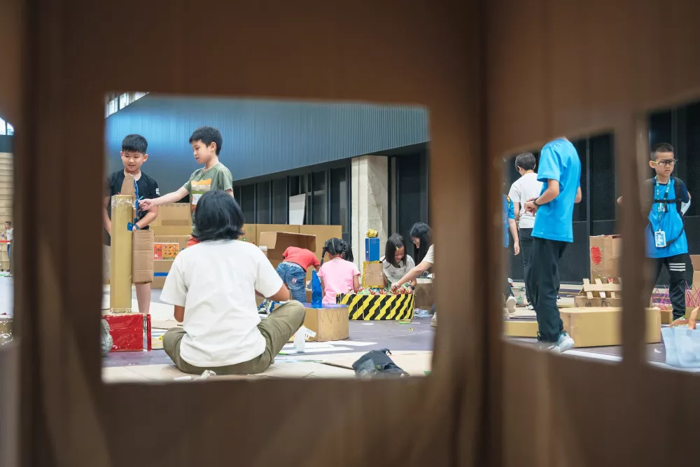 小朋友透過工作坊理解行車視角。圖/裕隆提供