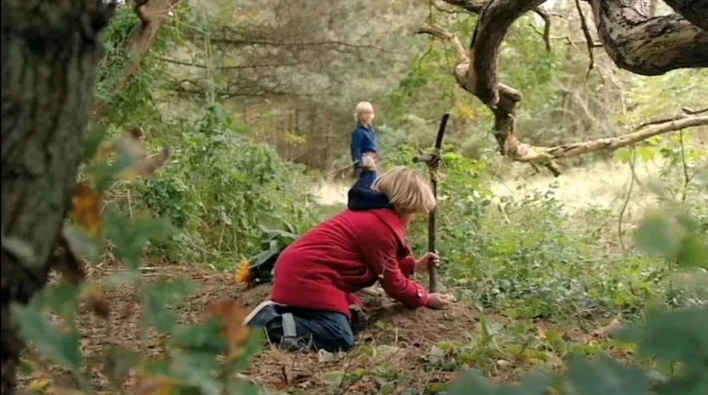 荷蘭兒童影集《阿德里安》(ADRIAAN),5 歲的阿德里安失去愛犬後,在家人和朋友的陪同下將牠帶去樹林埋葬。圖/取自IMDb 線上電影網站