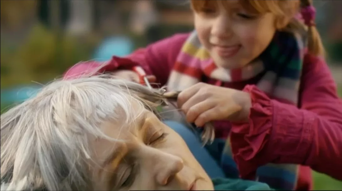 兒童影集《席恩.范.塞林根》(Sien van Sellingen)中,5 歲女孩席恩模仿爺爺親手為奶奶剪頭髮。圖/取自 IMDb 線上電影網站