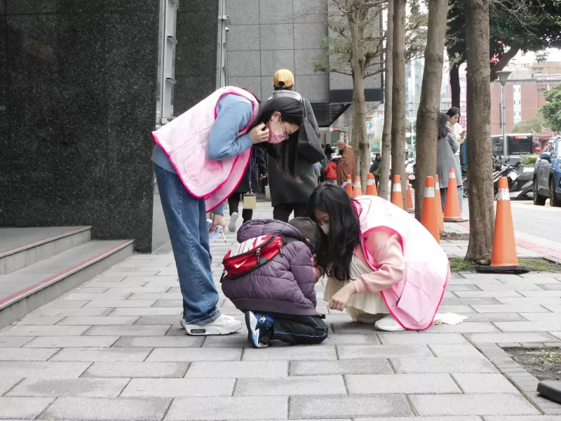 基金會的志工也會一起陪伴新住民子女。圖/取自賽珍珠基金會 FB