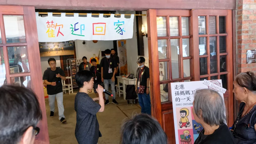 展覽開幕首日,孫媽媽工作坊主任葉千嫆進行導覽。 攝/曾玉婷