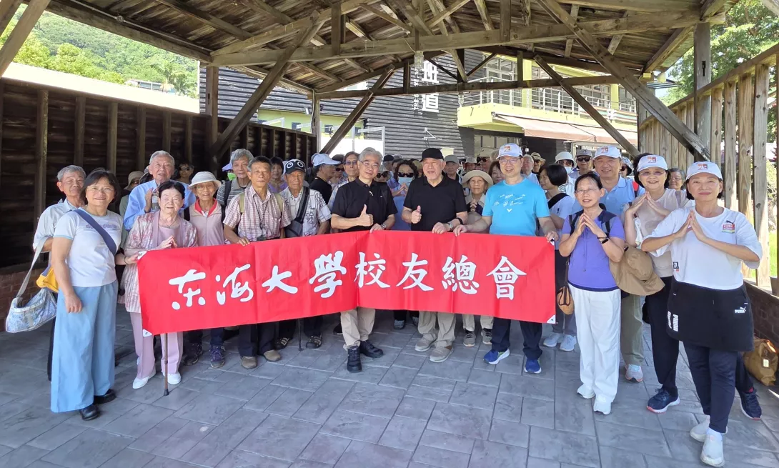 中間葉世宗總會長中間孫國明總經理全体退休師長合影