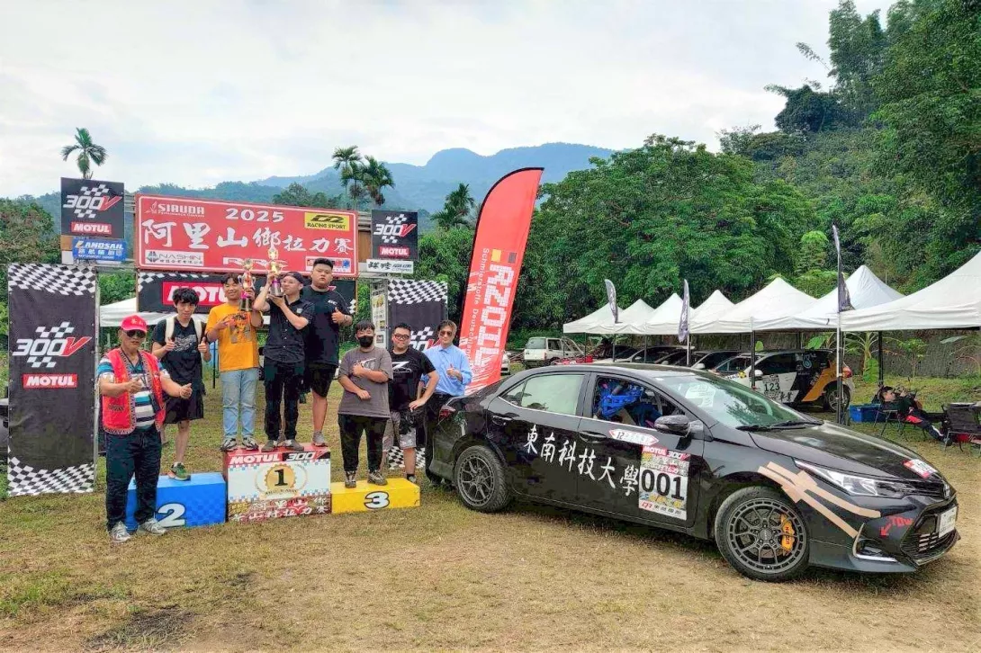 圖一:東南科技大學機械工程系車輛組團隊以自主開發的新能源賽車勇奪「新能源組冠軍」,由阿里山村長親自頒獎表揚,寫下技職教育與產學合作的新里程碑。