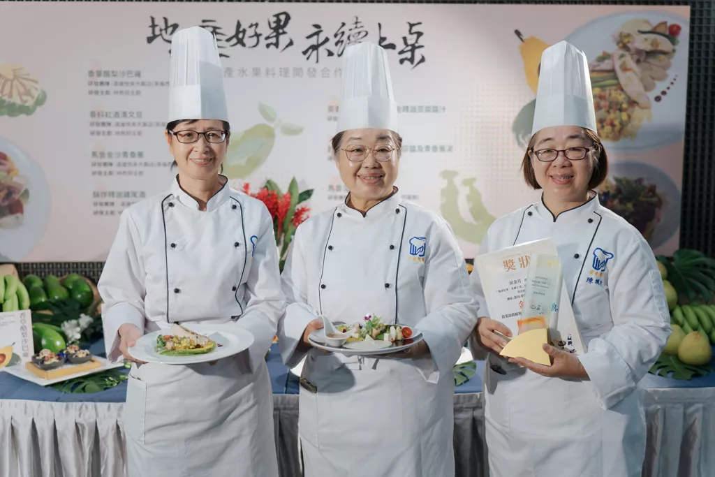 圖一:東南科技大學餐旅管理系「深坑尋味隊」以在地食材創新料理奪得金賞。隊員陳嬿媄、陳姵均、侯金月展現專業技術與永續精神,成為結合地方創生與餐飲創意的最佳典範。