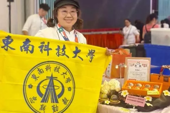 圖一:東南科技大學餐旅管理系學生於展示區展出得獎作品,融合美感與創意的精緻伴手禮設計,吸引評審與觀眾目光。