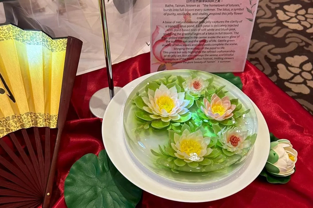 圖三:《荷風.映日》以白河蓮花意象創作果凍花,展現純淨優雅的臺灣夏日意象,細節生動自然。