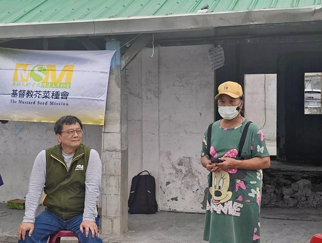 圖三:80歲蘇姓阿嬤(右)在動工禮拜中分享,感謝芥菜種會也在生命艱難的時刻,再次陪伴她。