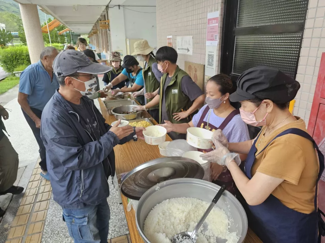圖五:芥菜種會準備大鍋熱食家常菜,在大全安置所陪伴災民。