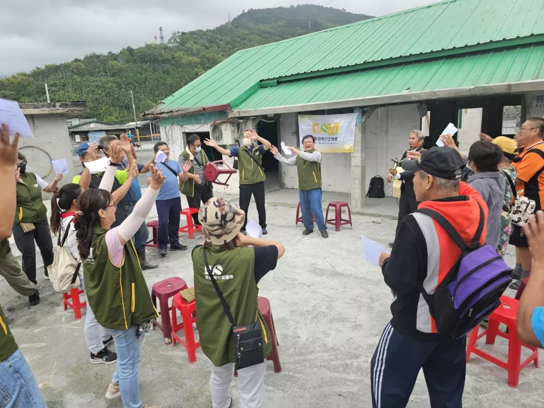 圖六:開工禮拜中,大家一同唱詩歌,在歌聲中彼此加添力量,為光復鄉的重建獻上祝福。