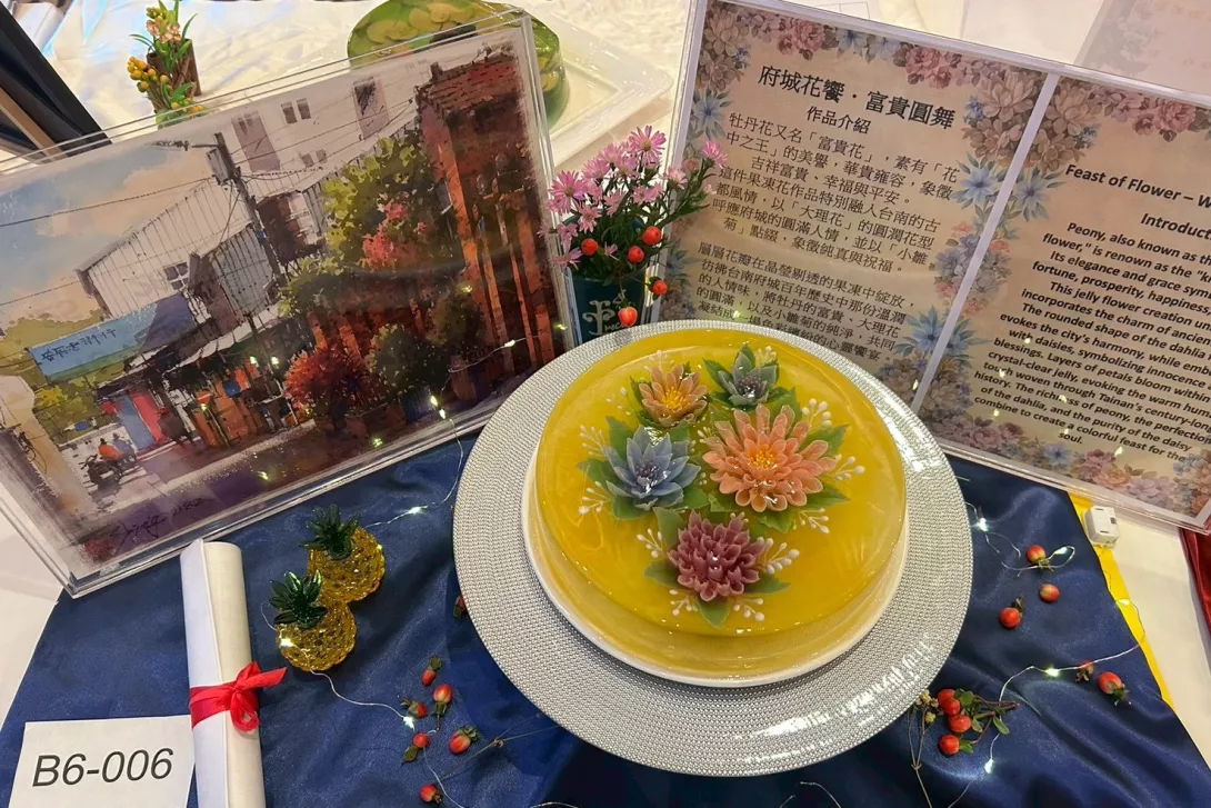 圖四:作品《府城花饗.富貴圓舞》以臺南街景為背景,融合花藝與果凍技法,體現學生對在地文化的深刻詮釋。