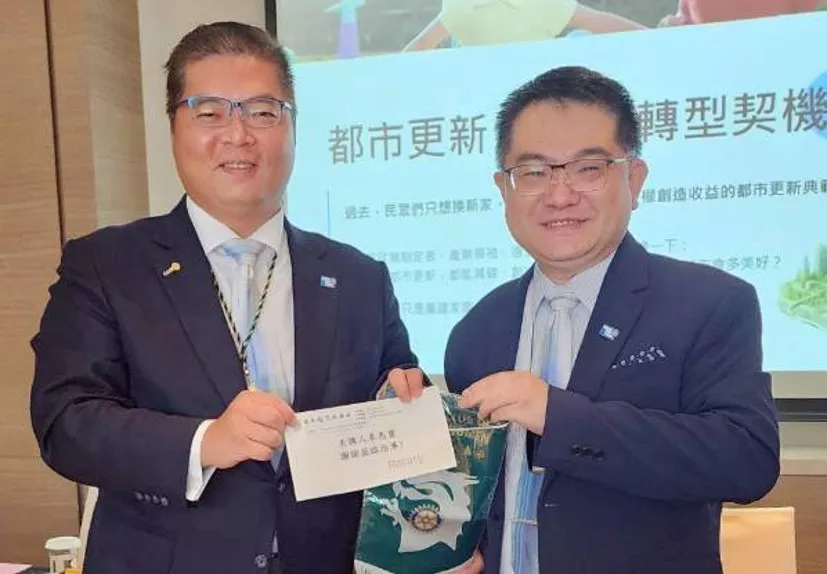 社長 P Anthony 致贈感謝錦旗予楊謙柔博士