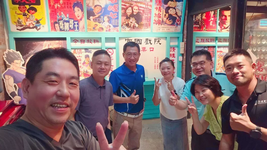 建築系系友會理事長吳宜晏及理監事與力信集團總經理江軍合影