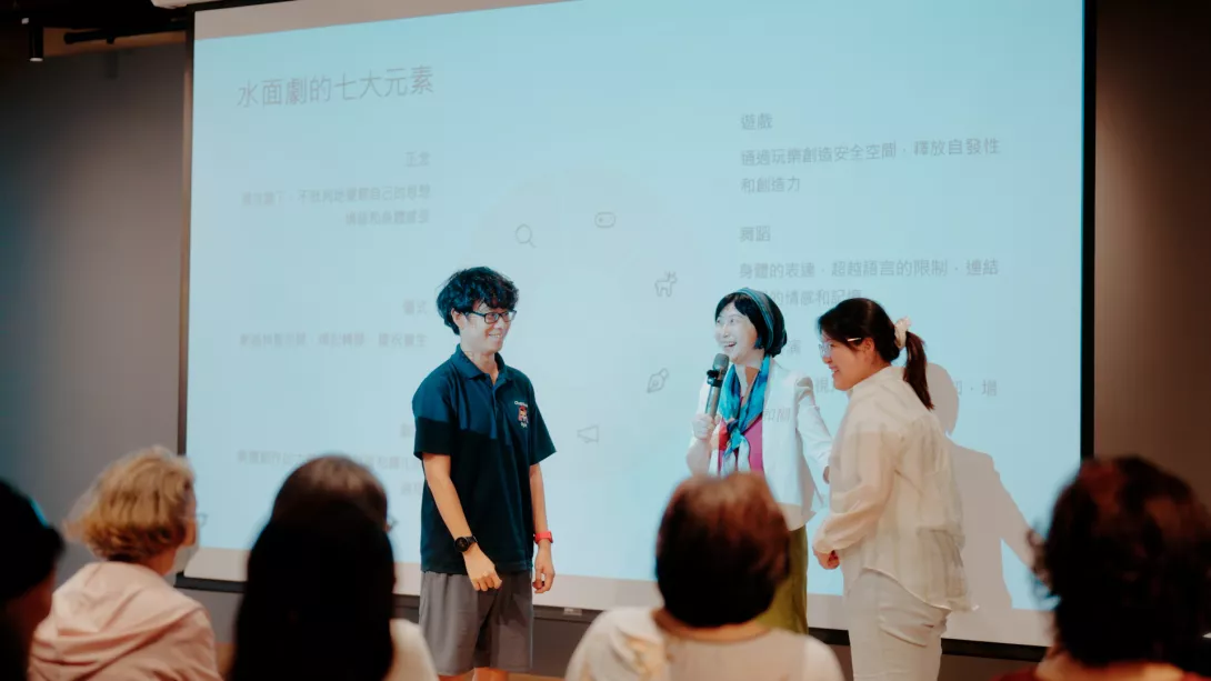 張嘉容藝術總監指導聽講民眾上台體驗學習