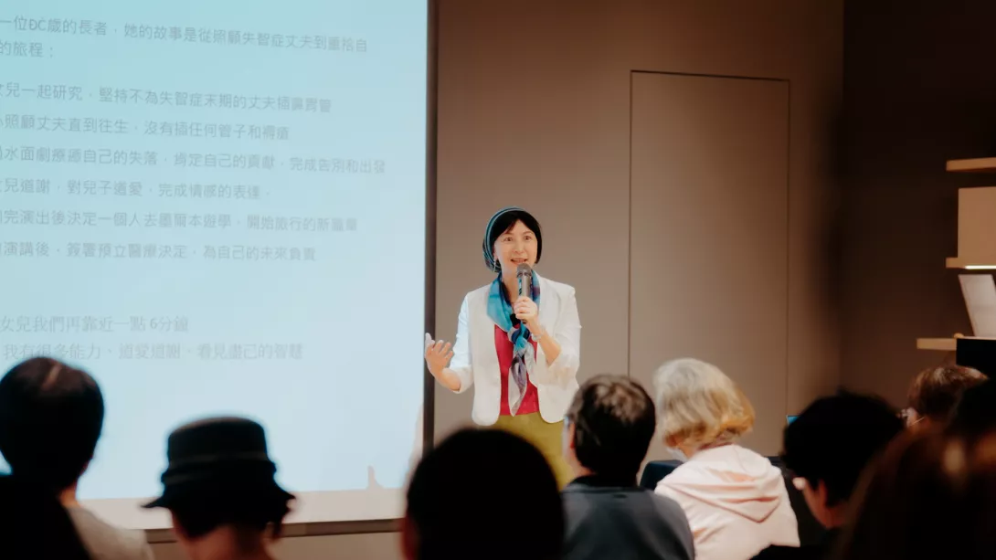張嘉容藝術總監演講,民眾專注聆聽
