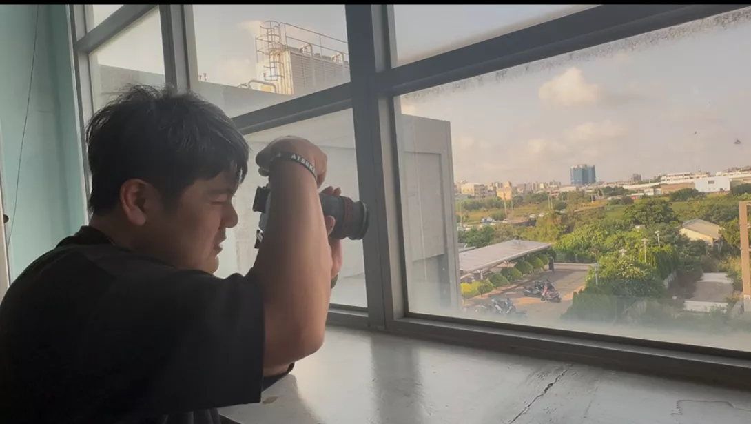 林煒凱拍攝火車鐵道。 (攝影/張恩綺)