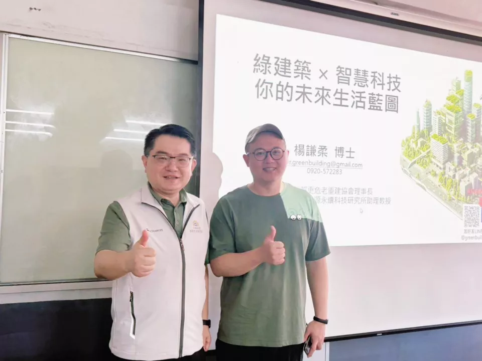 林逸棟老師與楊謙柔理事長合影