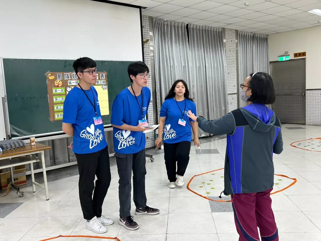 楊同學(左2)回饋協會支持,擔任「生命成長營」小隊輔,用自身經驗陪伴學員學習與成長,成為孩子們的榜樣與鼓勵。