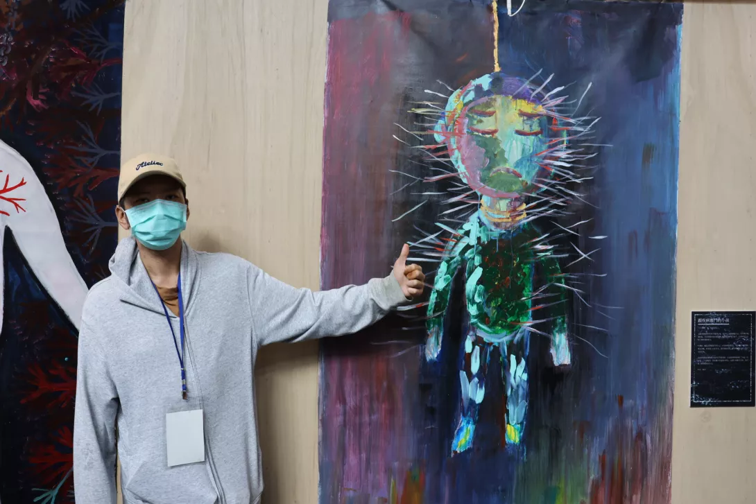 活泉之家會員鄭彥為展覽主視覺創作者,以「揭開心底的針」,將內心隱痛化為視覺符號。