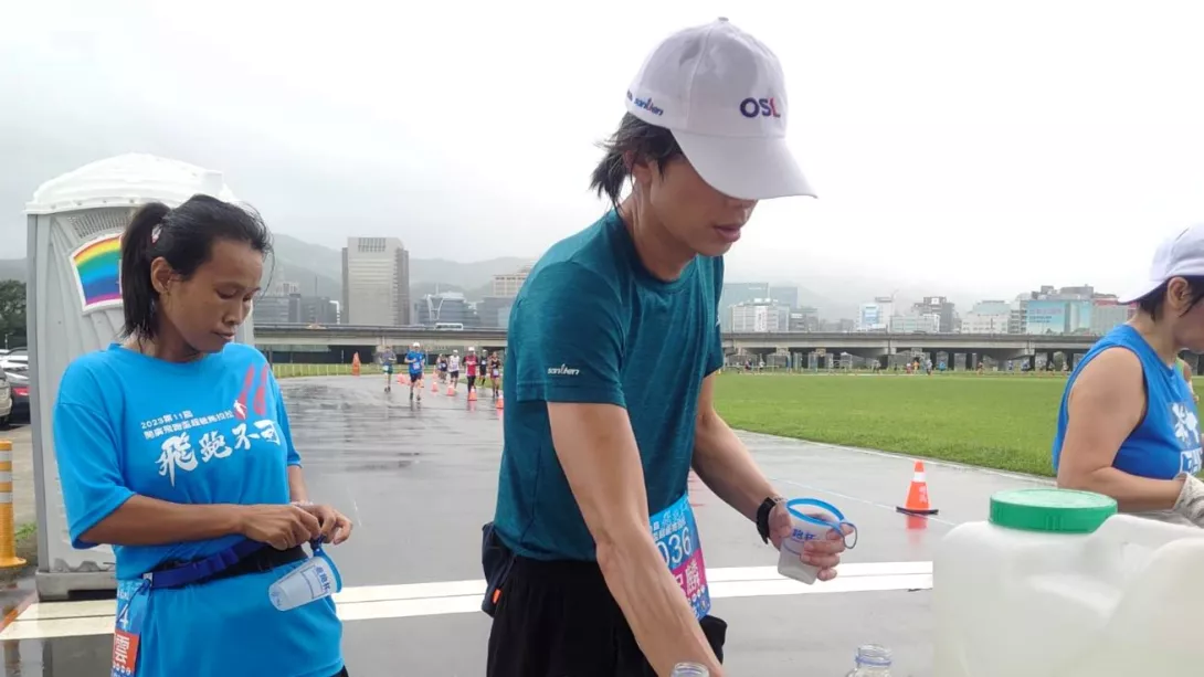 「環保飛跑杯」,鼓勵跑者在賽場上重複使用。