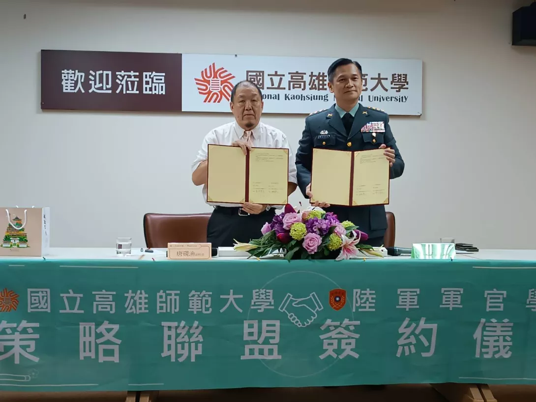 策略聯盟分別由唐副校長(左)與黃孫教育長代表簽署