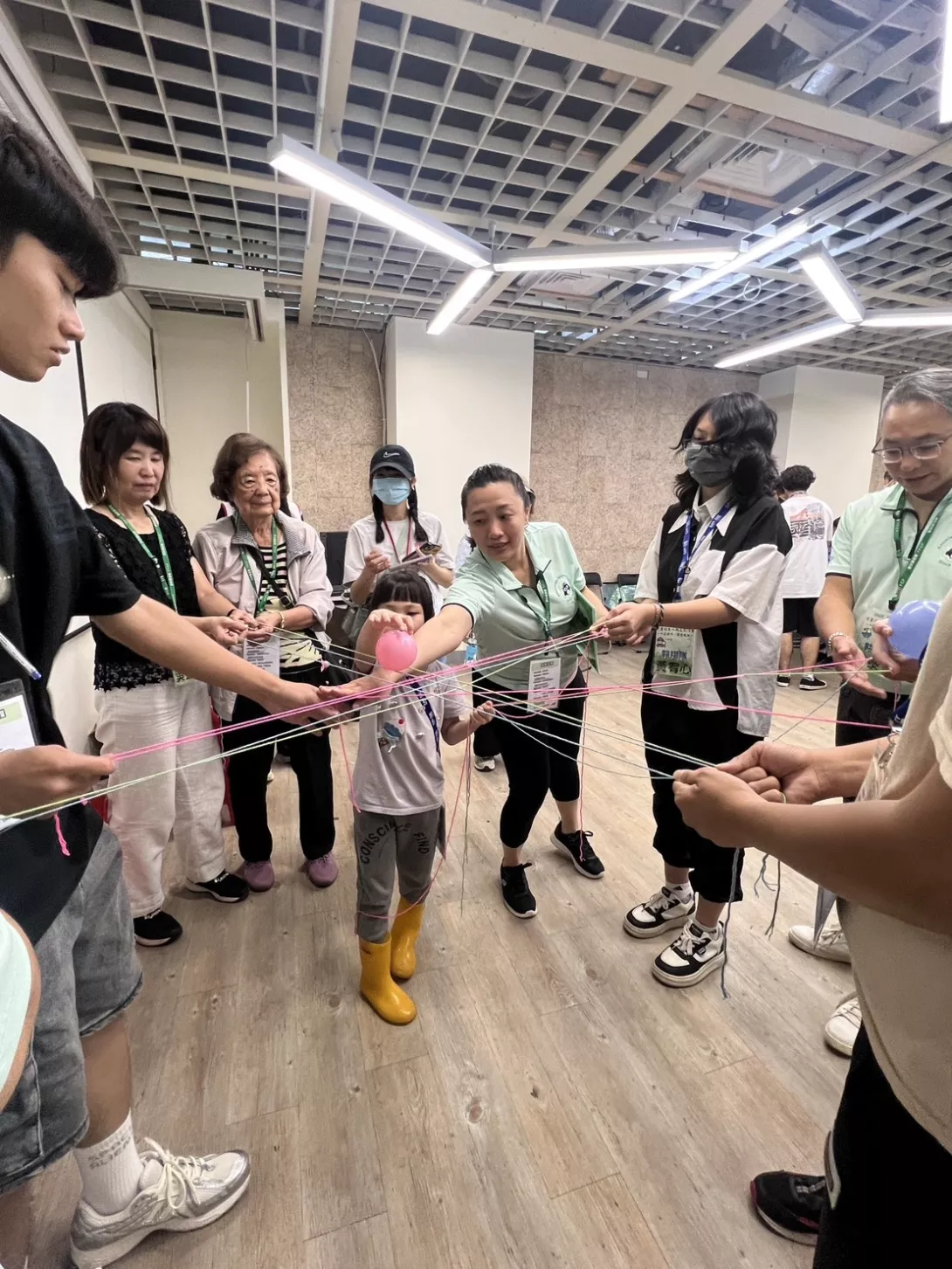 網網相連—認養人與認養童齊心協力將球從A點運到B點