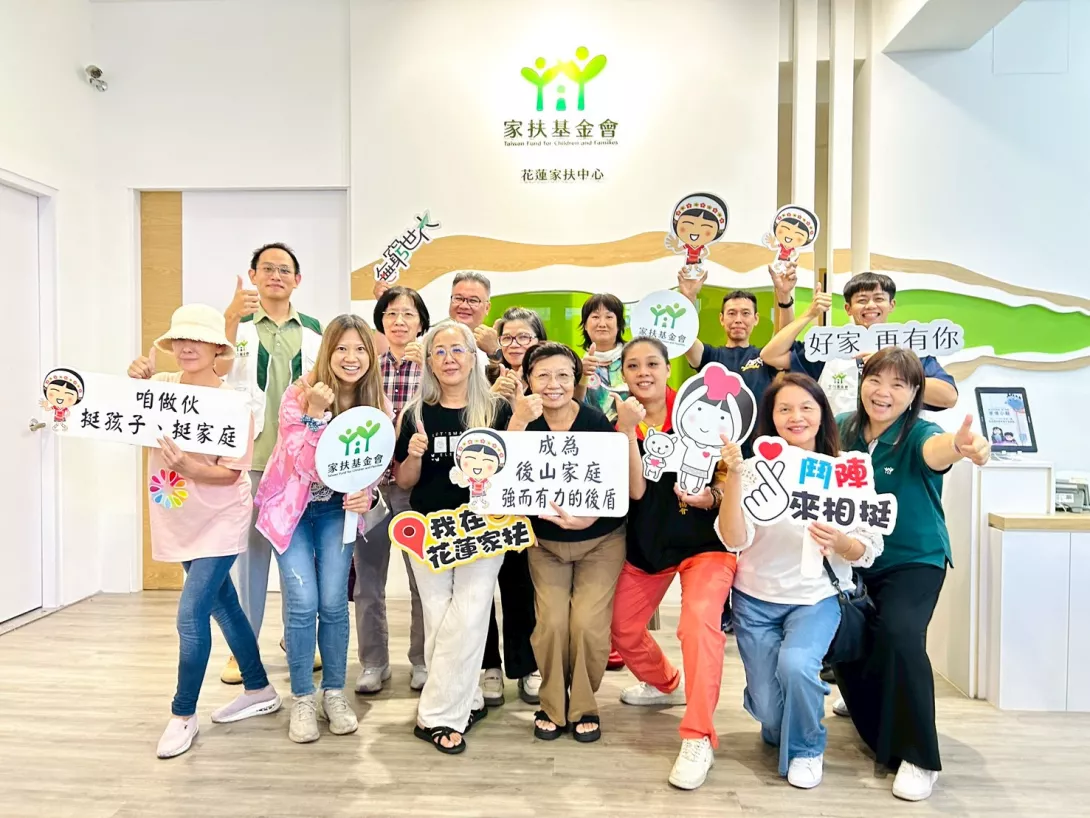 與愛心攤商夥伴合影,展現在地人挺在地人、守護兒少夢想的堅實力量