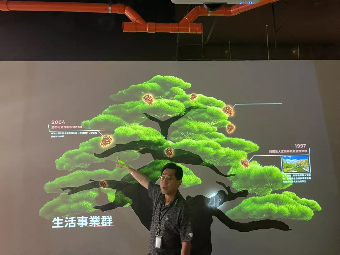 董事長吳松源介紹企業如何從傳統營建,轉化為兼具品牌與永續的建築集團