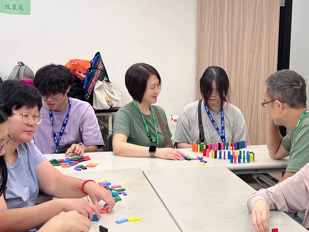 認養人與認養童一起認真排骨牌,並在過程中關心認養童近況 (1)
