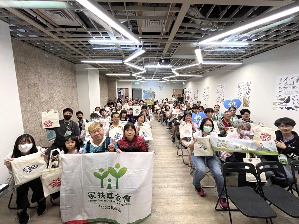 認養人與認養童開心大合照