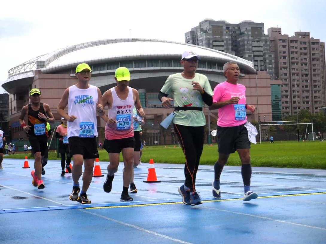 繞圈型賽道設於南港高工田徑場,環境平穩、安全且易於配速,適合挑戰個人最佳成績。