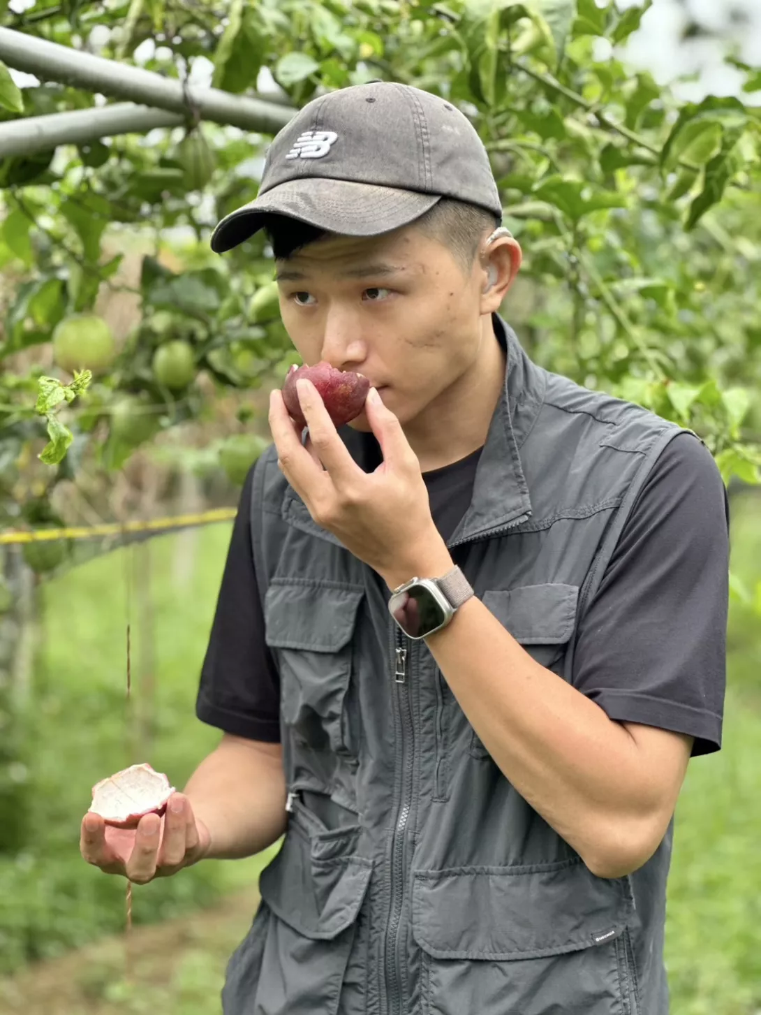 陳俞安同學專研於百香果種植,期望讓更多人理解社會性農場的價值。(1)